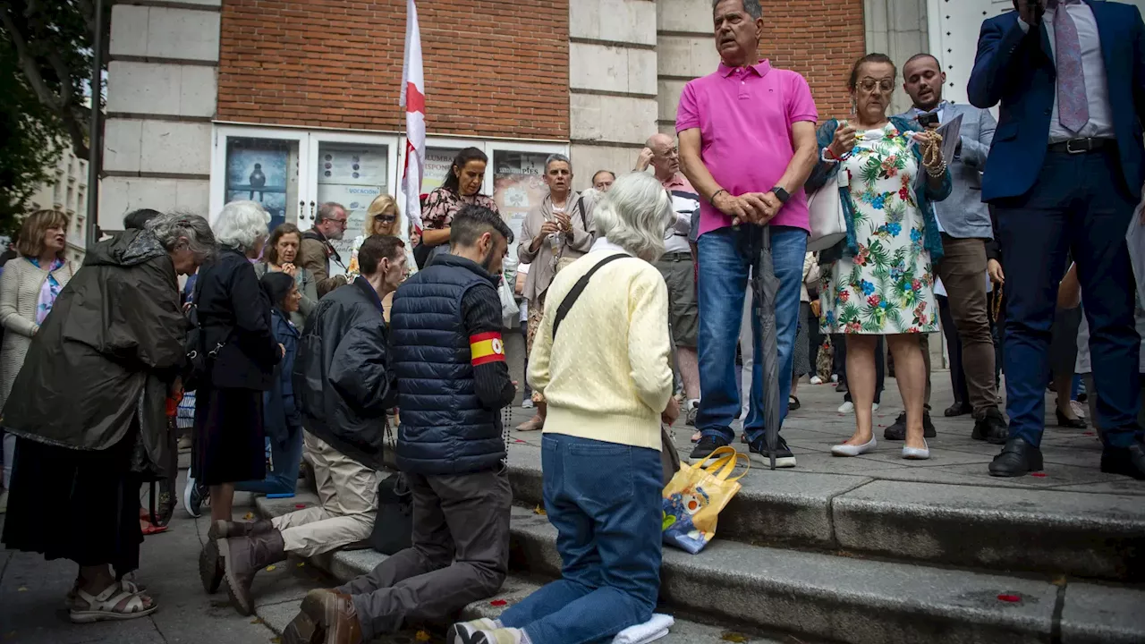 Un centenar de personas se congrega junto a la sede del PSOE en Ferraz para rezar contra la amnistía en plena jornada de reflexión