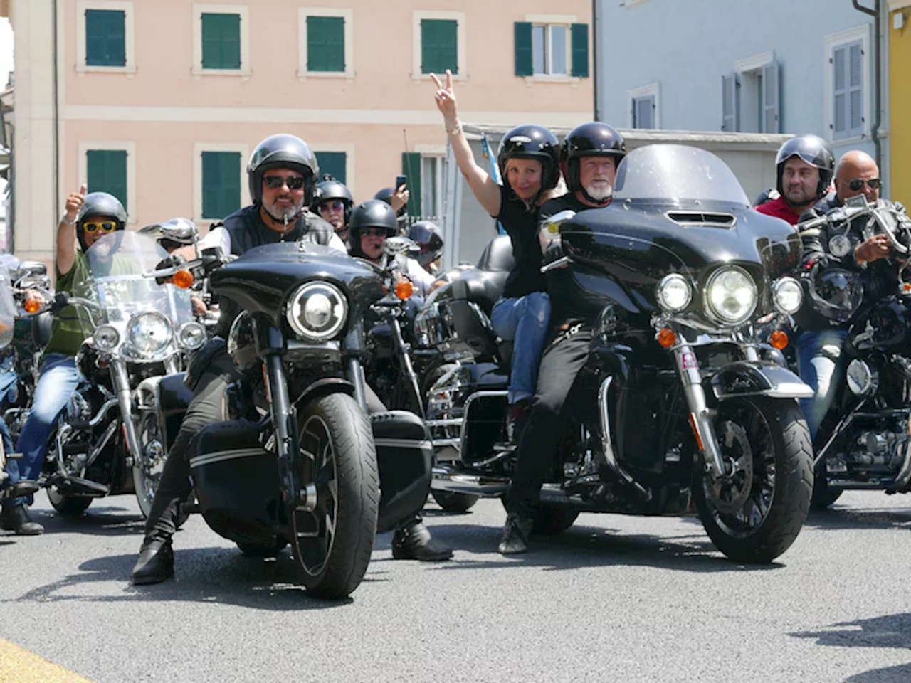 Raduno Harley Davidson, in migliaia sfilano a Senigallia