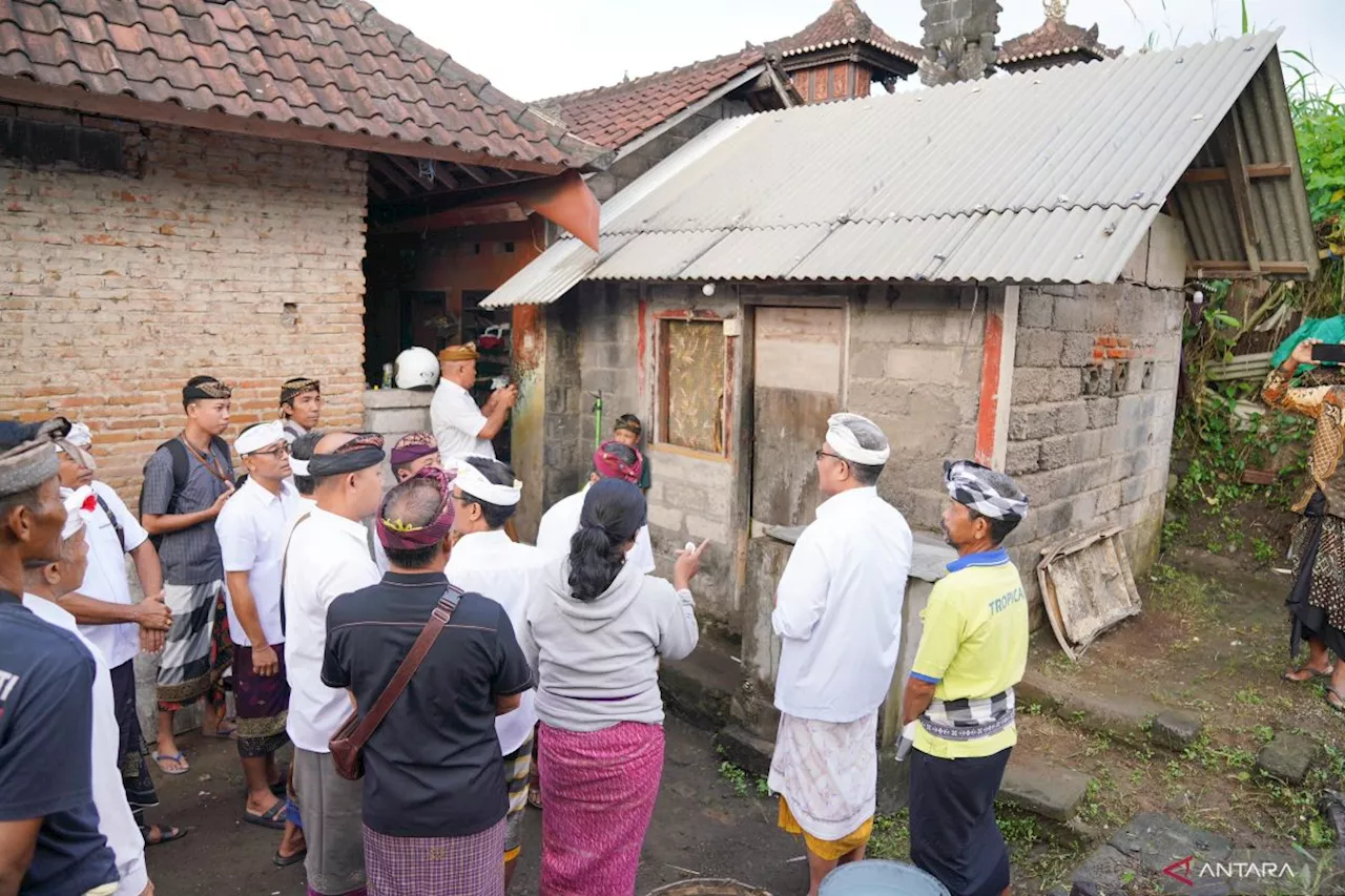 Bupati Gianyar perbaiki rumah tak layak huni dan salurkan BLT