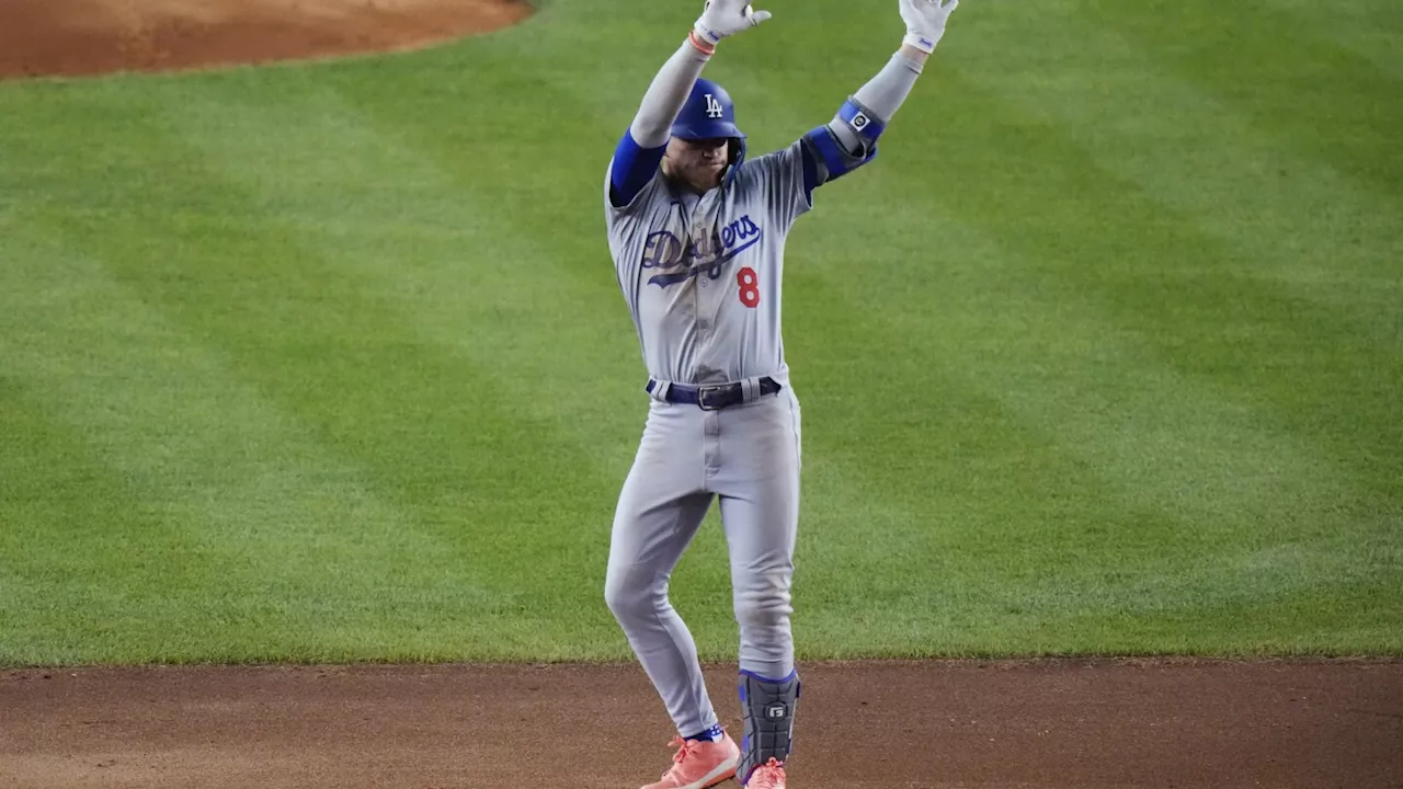 Dodgers manager Dave Roberts gives 3B Kiké Hernández a pass on fielding error during TV interview