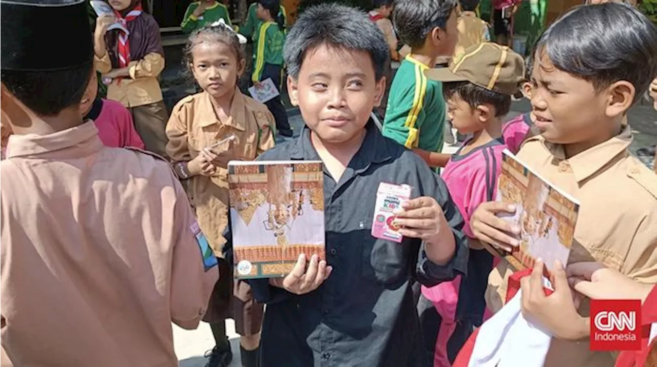 Hasto Kritik Gibran Bagi-bagi Buku Bersampul Jan Ethes ke Anak SD