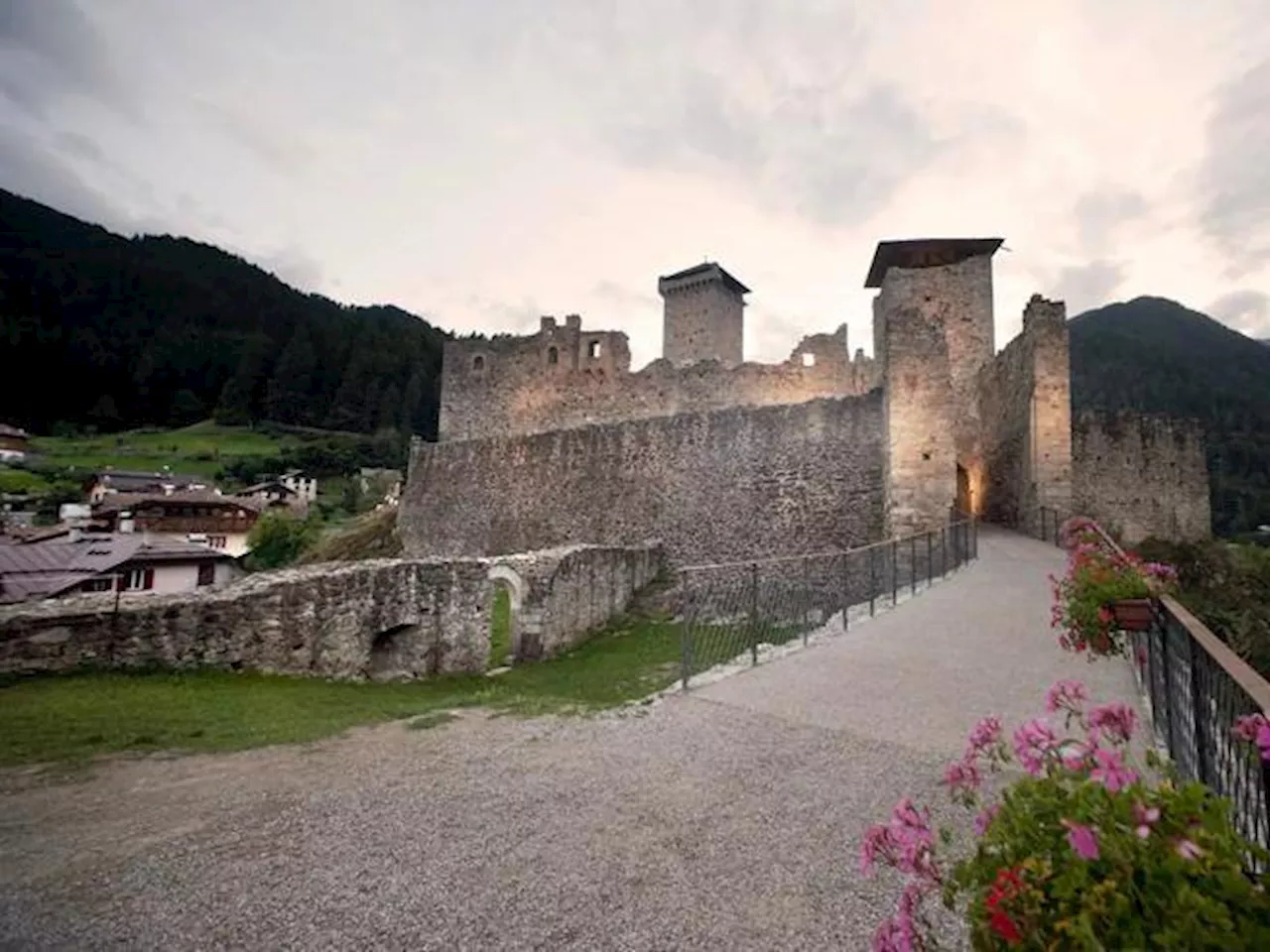 Ossana e il suo castello splendono in Val di Sole