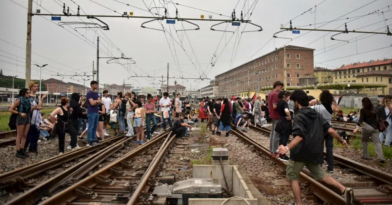 Torino, manifestanti Pro Palestina occupano i binari alla stazione Porta Nuova: circolazione dei treni…