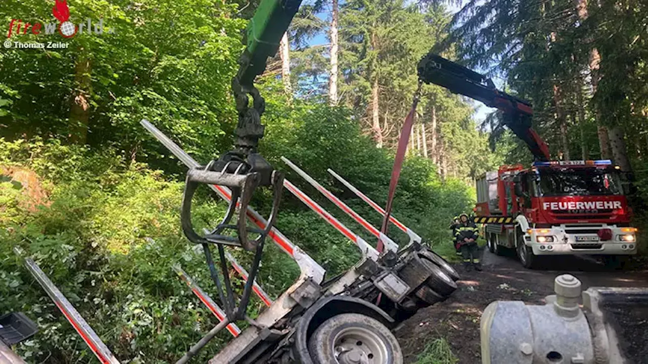 Stmk: Aufwendige Rundholz-Lkw-Bergung in Flatschach (Spielberg) & Pkw-Motorrad-Unfall in Feistritz