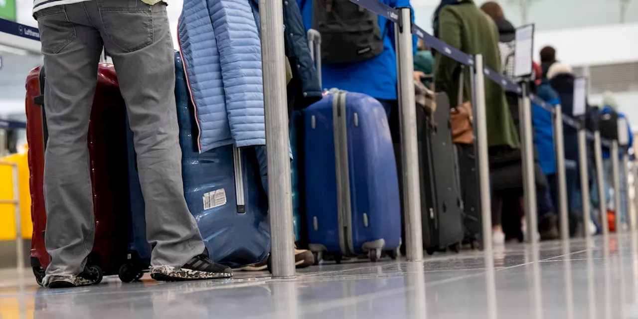 Mann will keine Extra-Gebühr für Handgepäck zahlen, zerlegt Koffer am Flughafen