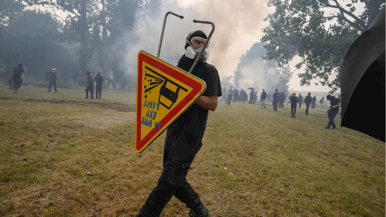 DIRECT. Rassemblement interdit contre l'autoroute A69 : un gendarme blessé lors d'affrontements, selon les aut