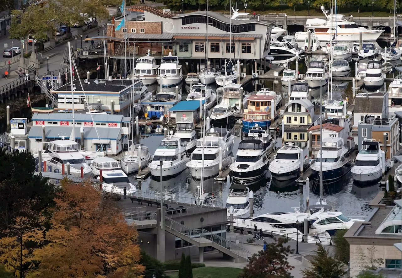 Seaplane crashes into Vancouver's Coal Harbour