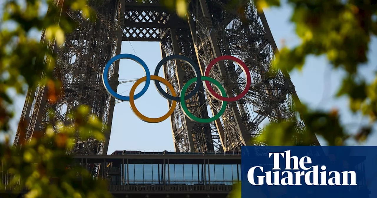 A police march in Germany and the Olympic rings in Paris: photos of the day