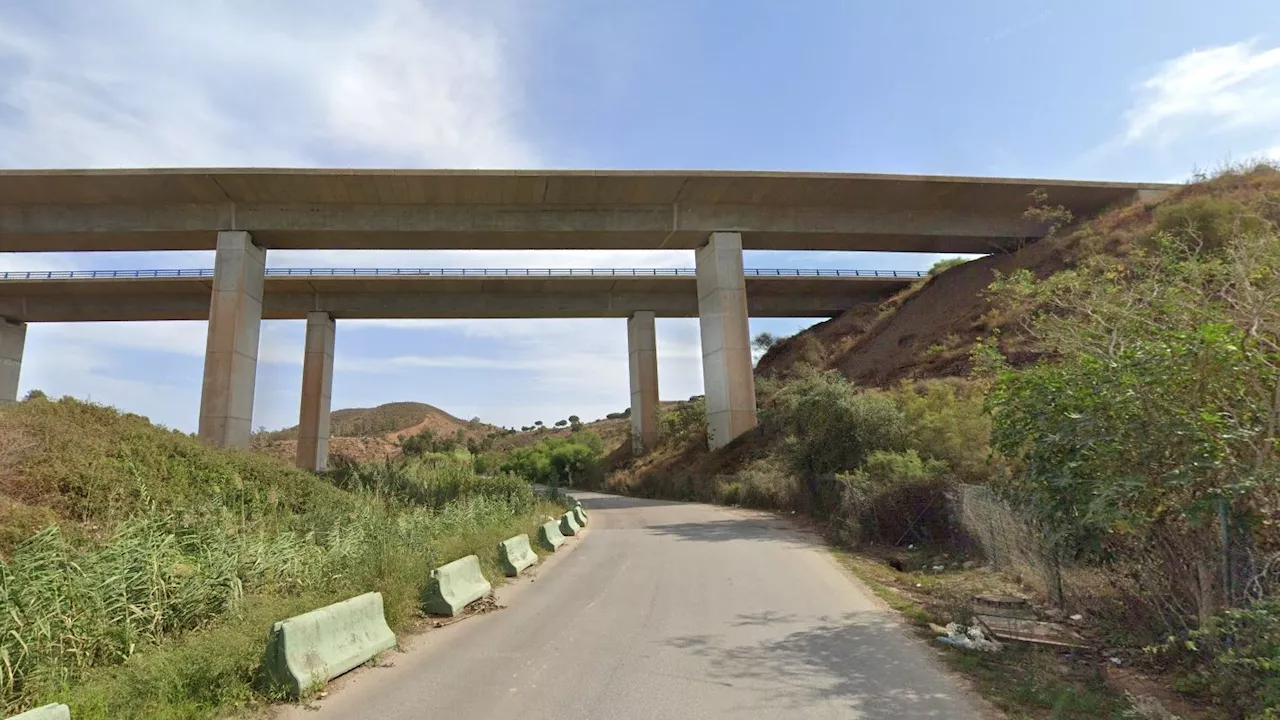 Muere un conductor tras caer con su vehículo por un puente en Mijas, Málaga