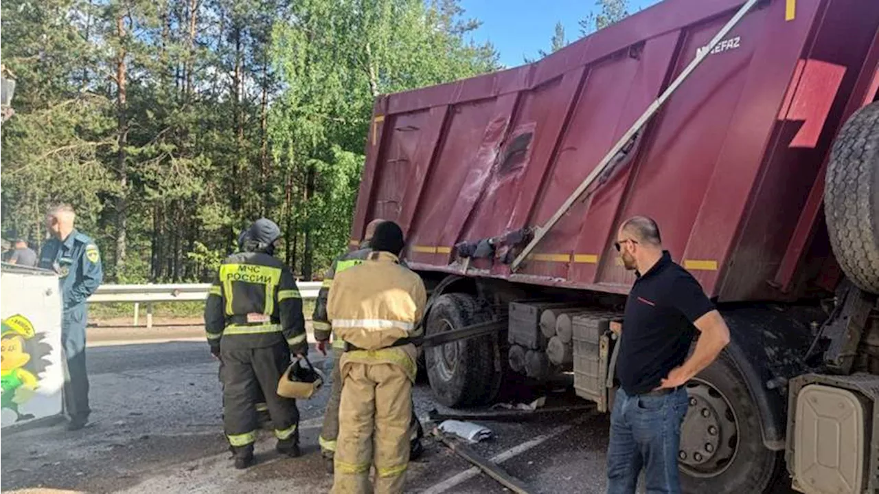 Под Петербургом в результате ДТП с фурой и автобусом пострадали пять человек