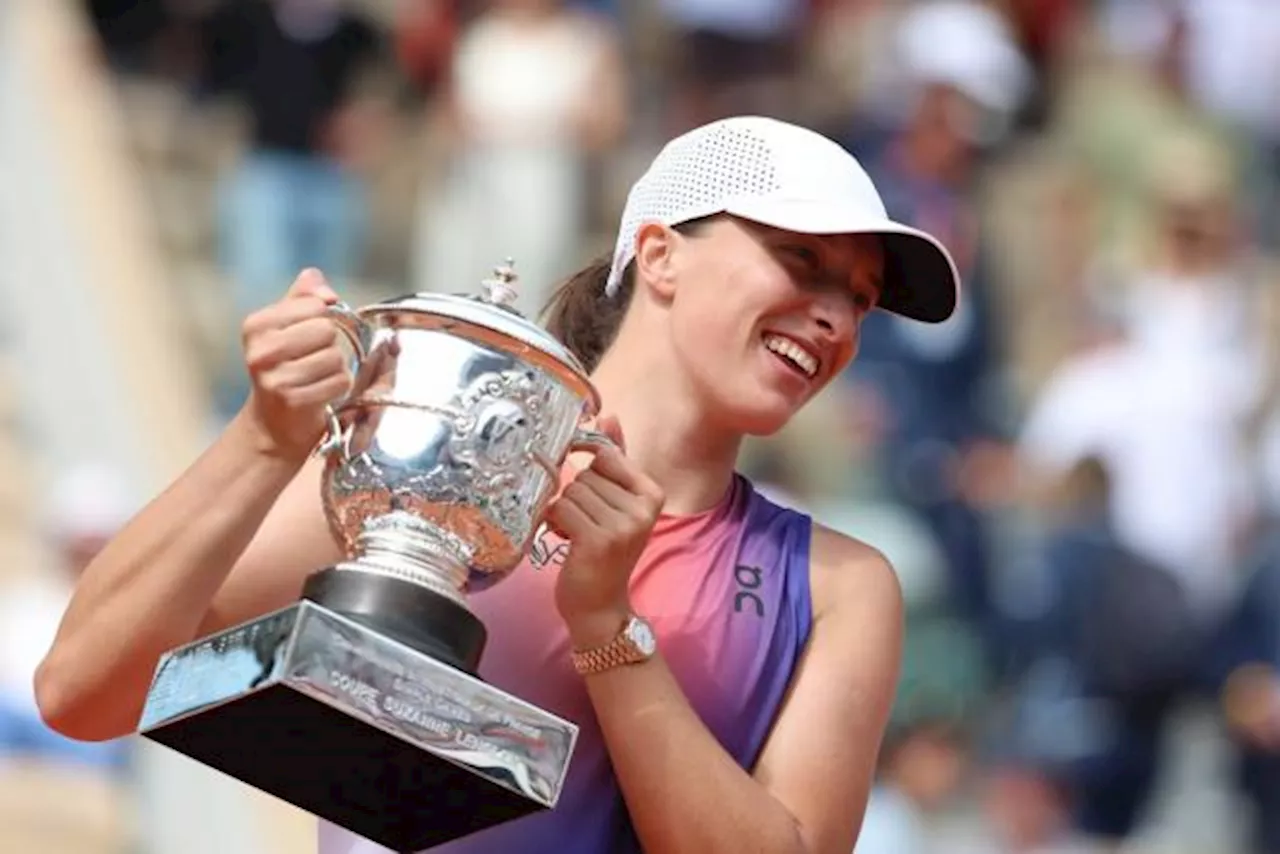 « Elle peut devenir le Nadal au féminin »... Swiatek reine de Roland-Garros comme son idole