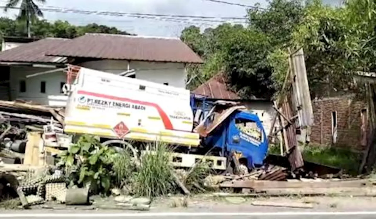 Oleng, Truk Tangki BBM Tabrak Rumah Warga di Majene Sulbar