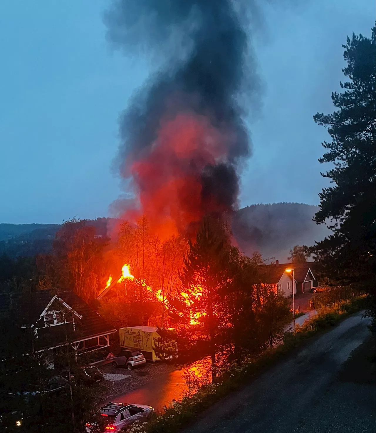 Nattens viktigste nyheter: Enebolig overtent på Voss