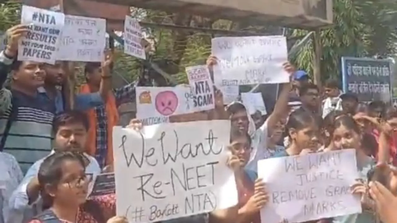 NEET Result 2024: नीट परीक्षा में गड़बड़ी को लेकर सड़क पर उतरे छात्र, NTA की सफाई से संतुष्ट नहीं