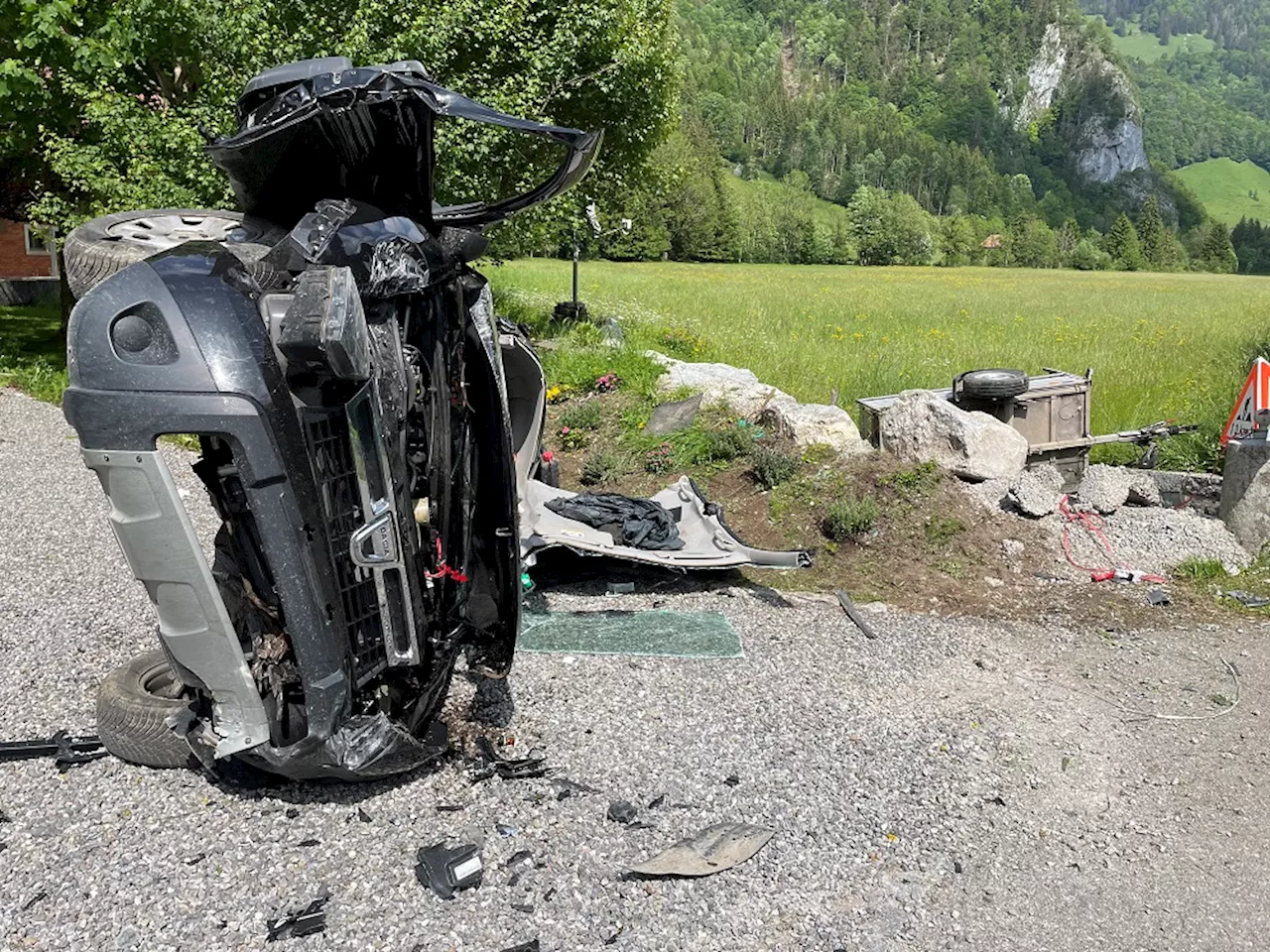 Auto prallt in Charmey FR gegen Mauer – zwei Verletzte