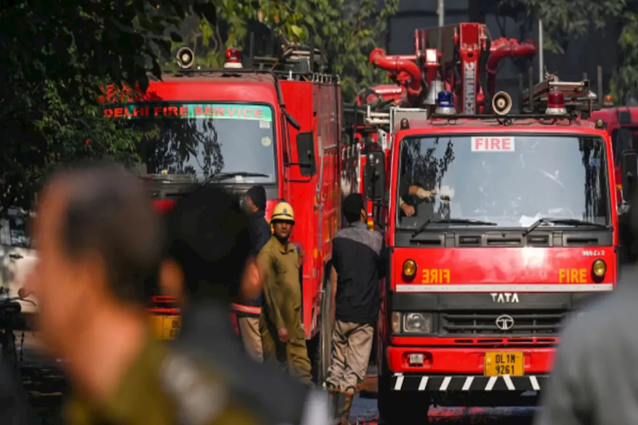 Delhi Fire: दिल्ली के नरेला में फैक्ट्री में भीषण आग से 3 लोग जिंदा जले, 6 बुरी तरह झुलसे