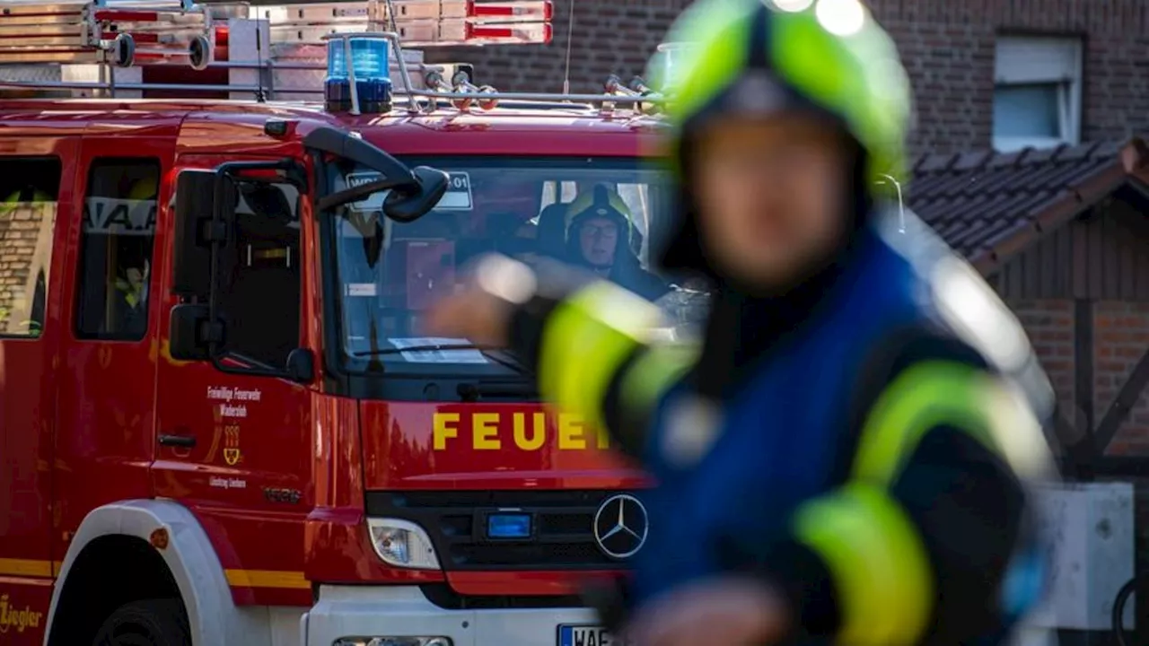 Feuerwehreinsatz: Brand in einer Scheune bei Demmin erfasst auch Wohnhaus