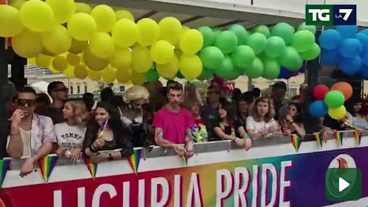 A Genova sfilano in 10mila al Liguria Pride