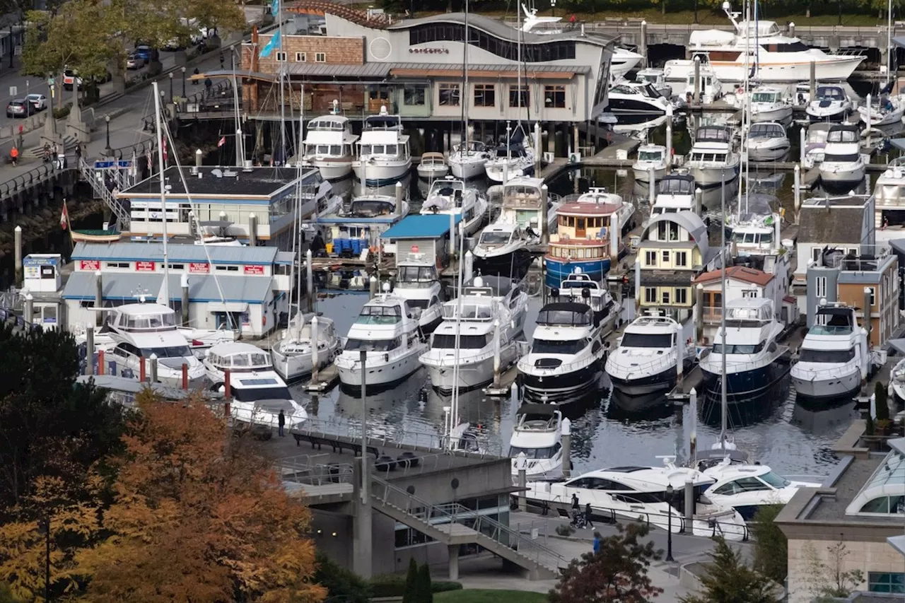 Seaplane collides with boat, crashes into Vancouver's Coal Harbour