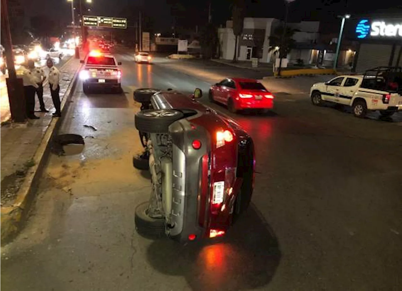 Conductor choca contra camellón del V. Carranza de Saltillo, vuelca y huye