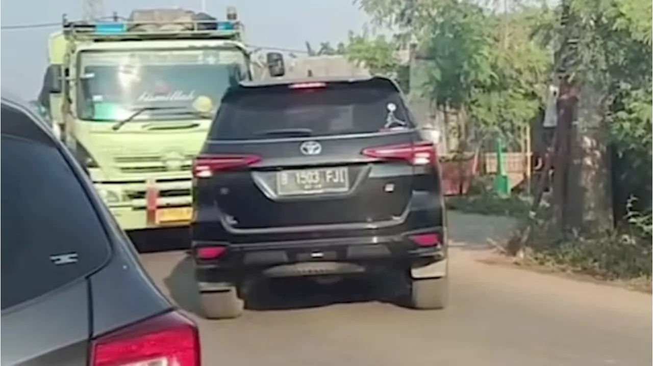 Bawa Fortuner Emak-emak Ini Bikin ‘Naik Darah’ Pengguna Jalan