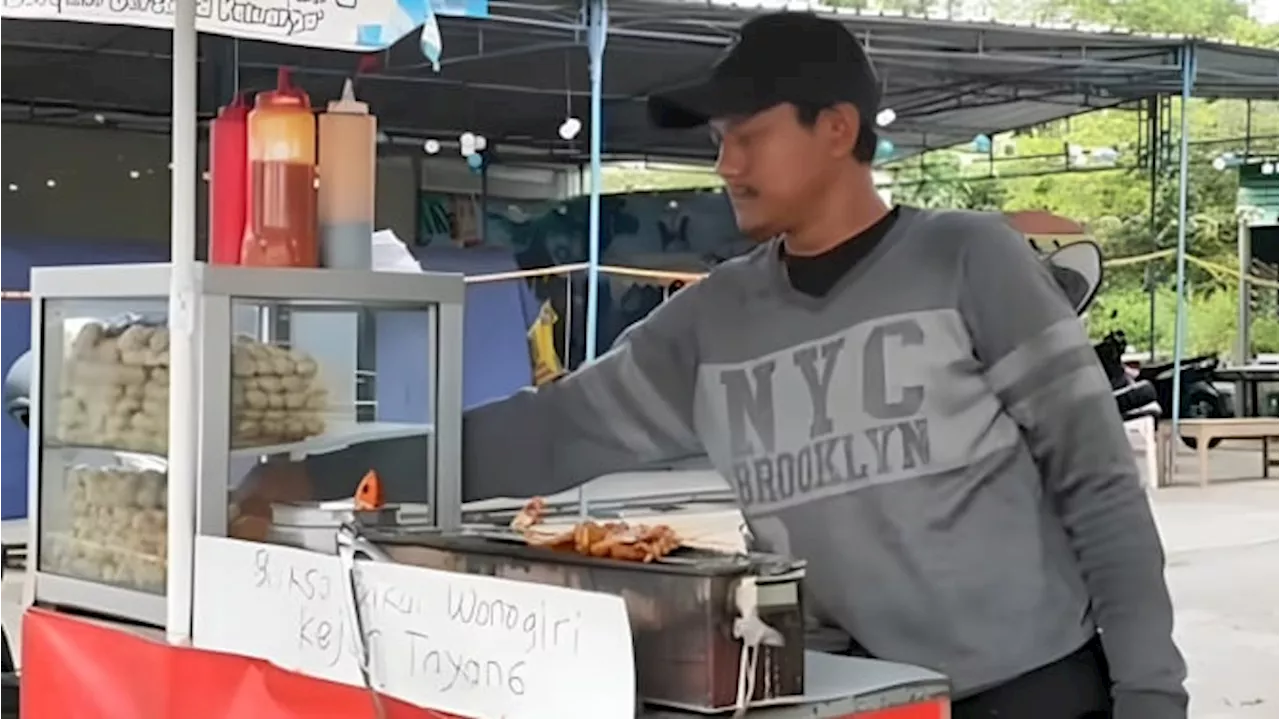 Sejak Kecil Bercita-cita ke Tanah Suci, Tukang Bakso Bakar Ini Akhirnya Berangkat Haji