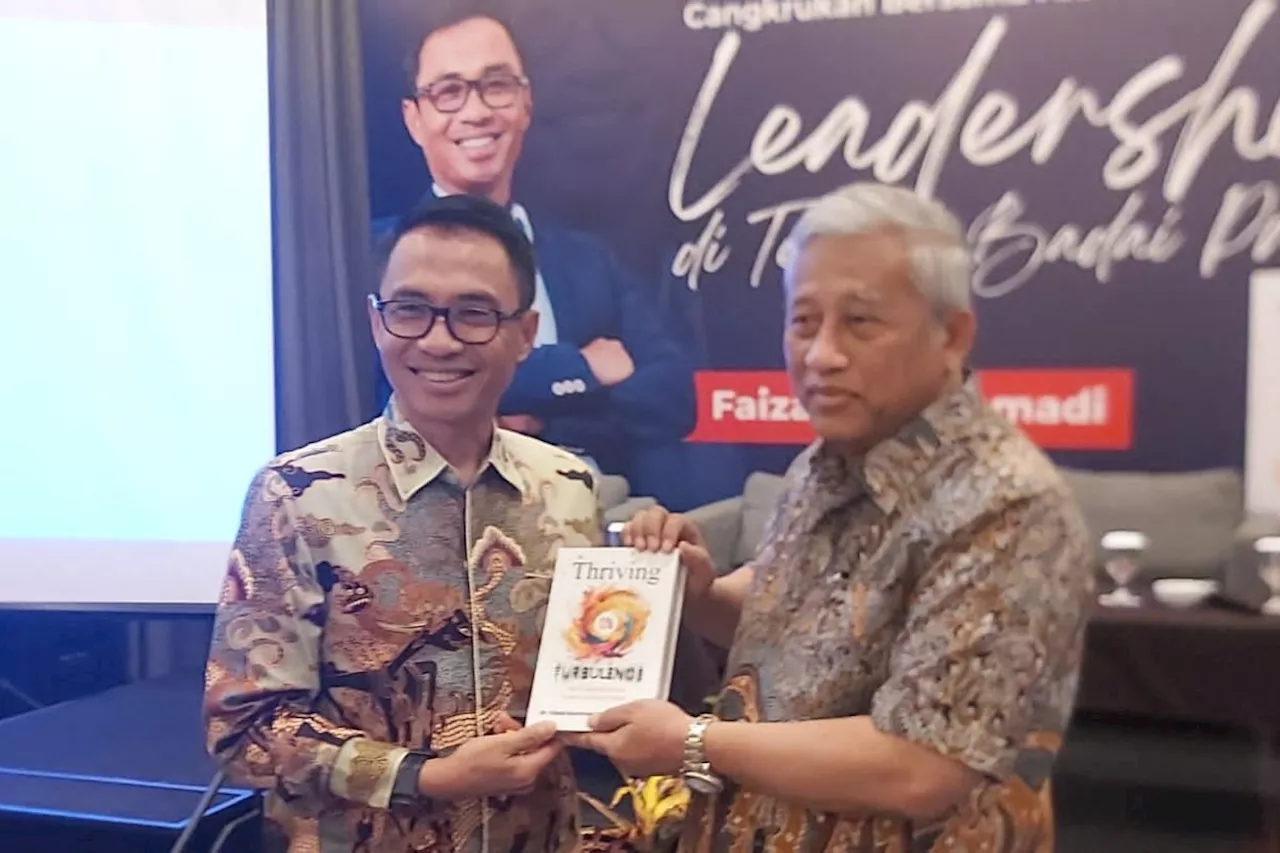 Direktur Utama Pos Indonesia bedah isi buku 'Thriving on Turbulence'