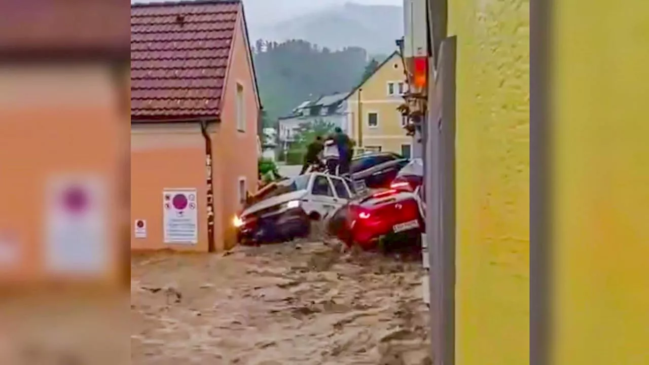 Flut in Österreich: Wassermassen spülen Autos weg