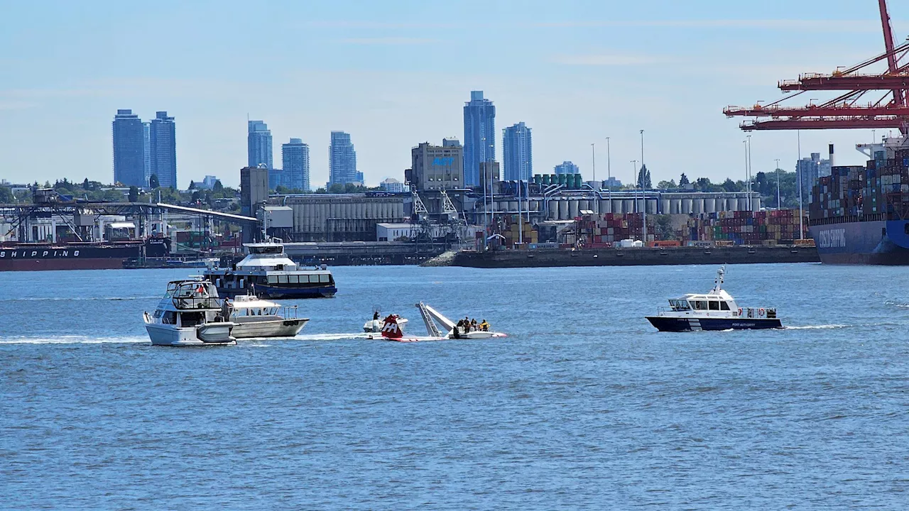 Harbour Air float plane crashes into boat in Vancouver near Stanley Park