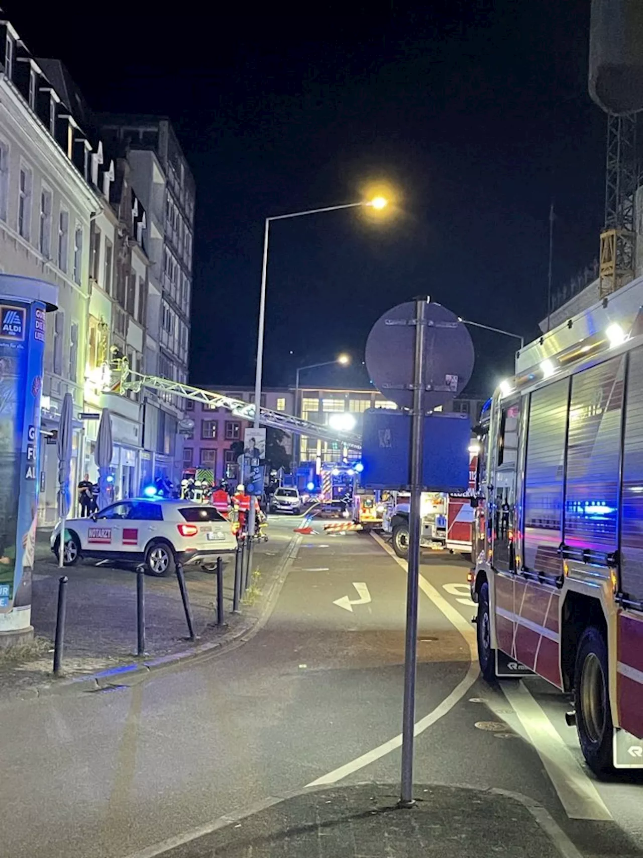 Feuerwehr, Polizei und ein mutiger Bürger verhindern Gebäudebrand im Bahnhofsviertel und retten Person aus Lebensgefahr