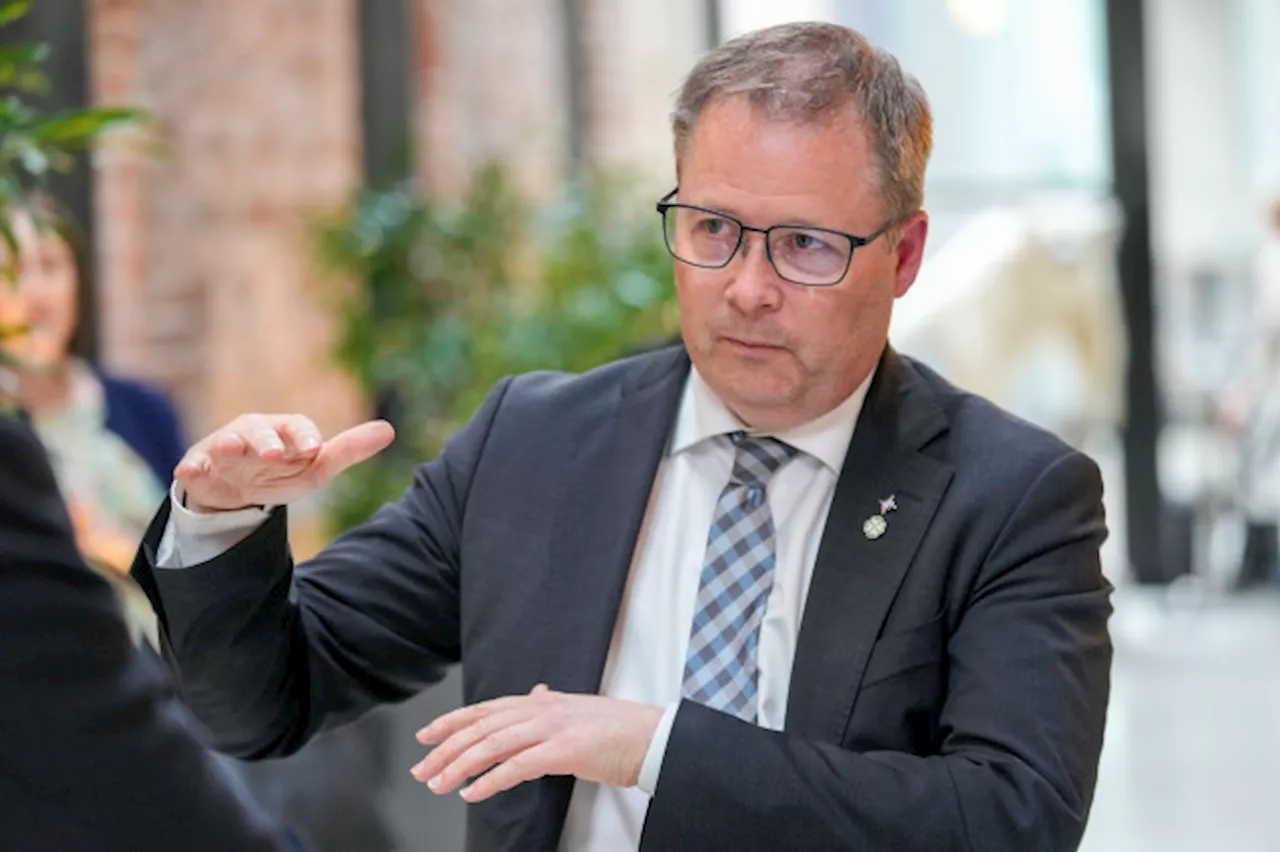 Forsvarsministeren på Facebook: - Jeg er nok hacket