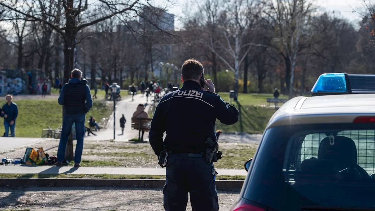 Staatsschutz ermittelt: Angriff auf sich küssende Männer in Berlin