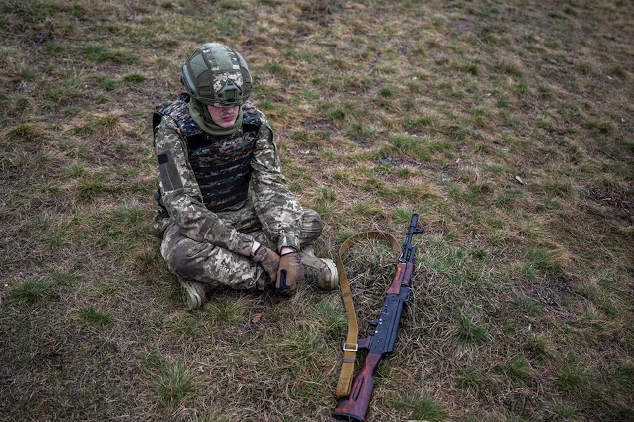 Бывший сотрудник ЦРУ заявил, что новобранцы ВСУ из-за плохой подготовки попадают в плен