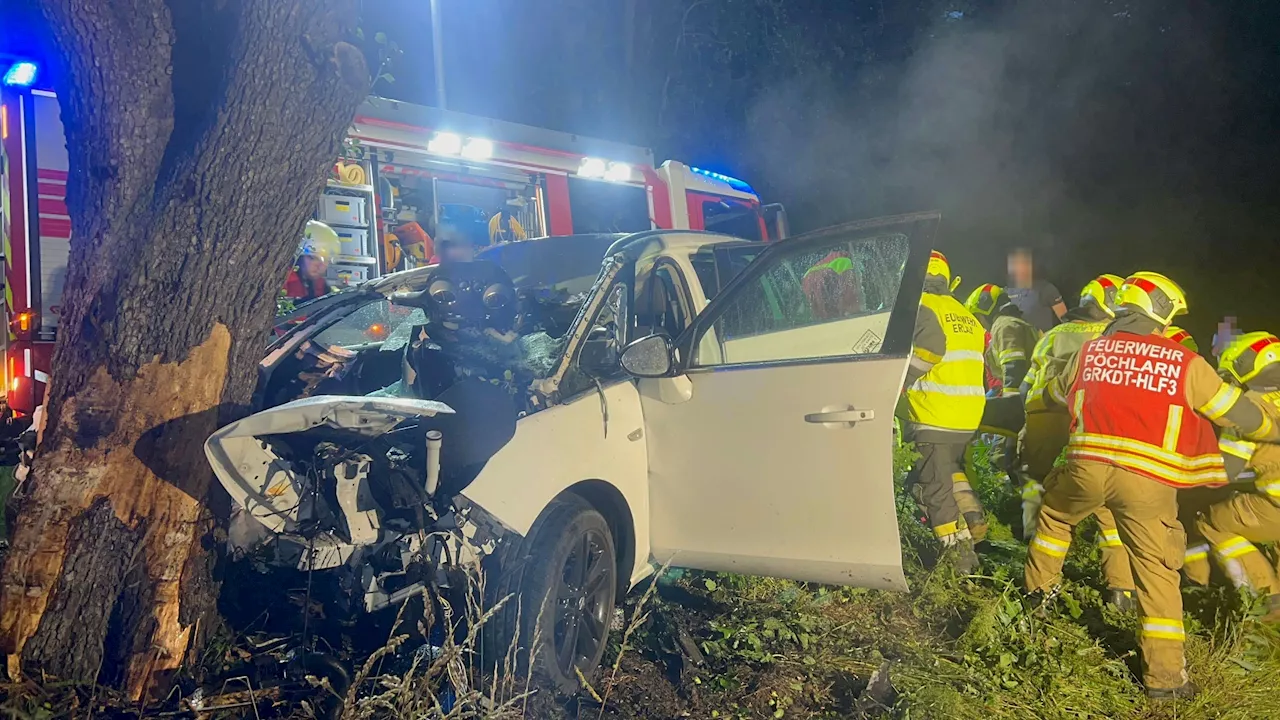 Pkw prallte bei Pöchlarn frontal gegen Baum