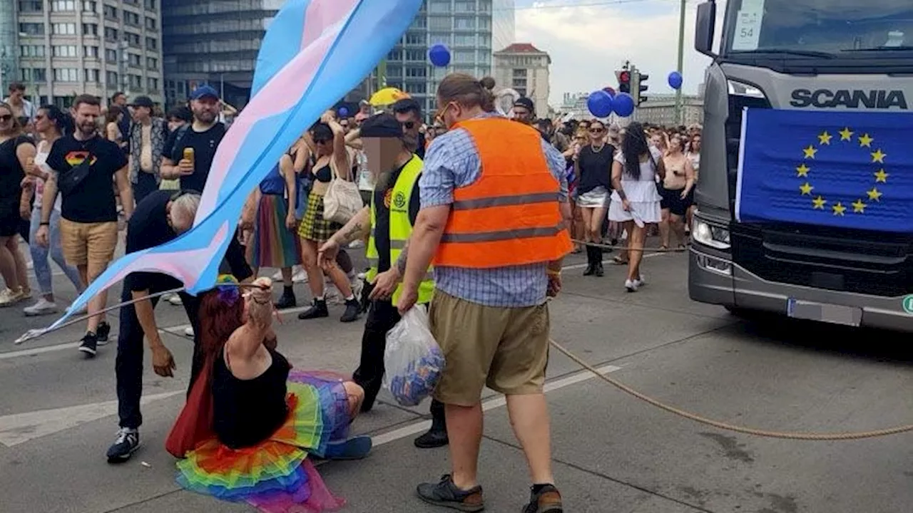 Trans-Frau auf Pride-Parade einfach von Straße gezerrt