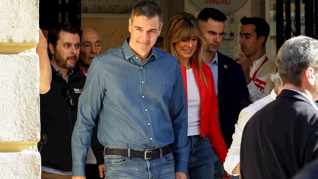 Pedro Sánchez y Begoña Gómez, abucheados al ir a votar: 'Traidor'