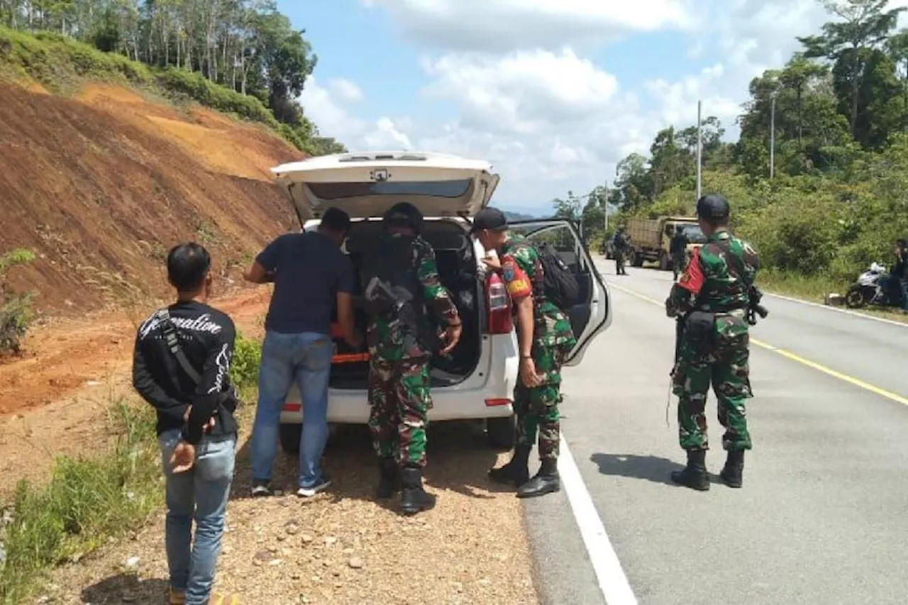 Cegah Kegiatan Ilegal di Perbatasan RI-Malaysia, TNI Periksa Barang Bawaan Pelintas