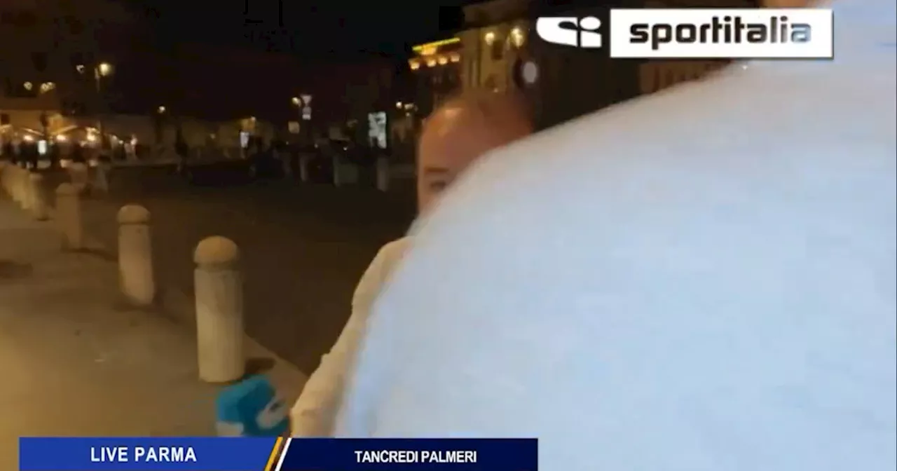 Tancredi Palmeri sbotta: &#034;Fott*** idiota&#034;, il ragazzo si schianta contro il cameraman