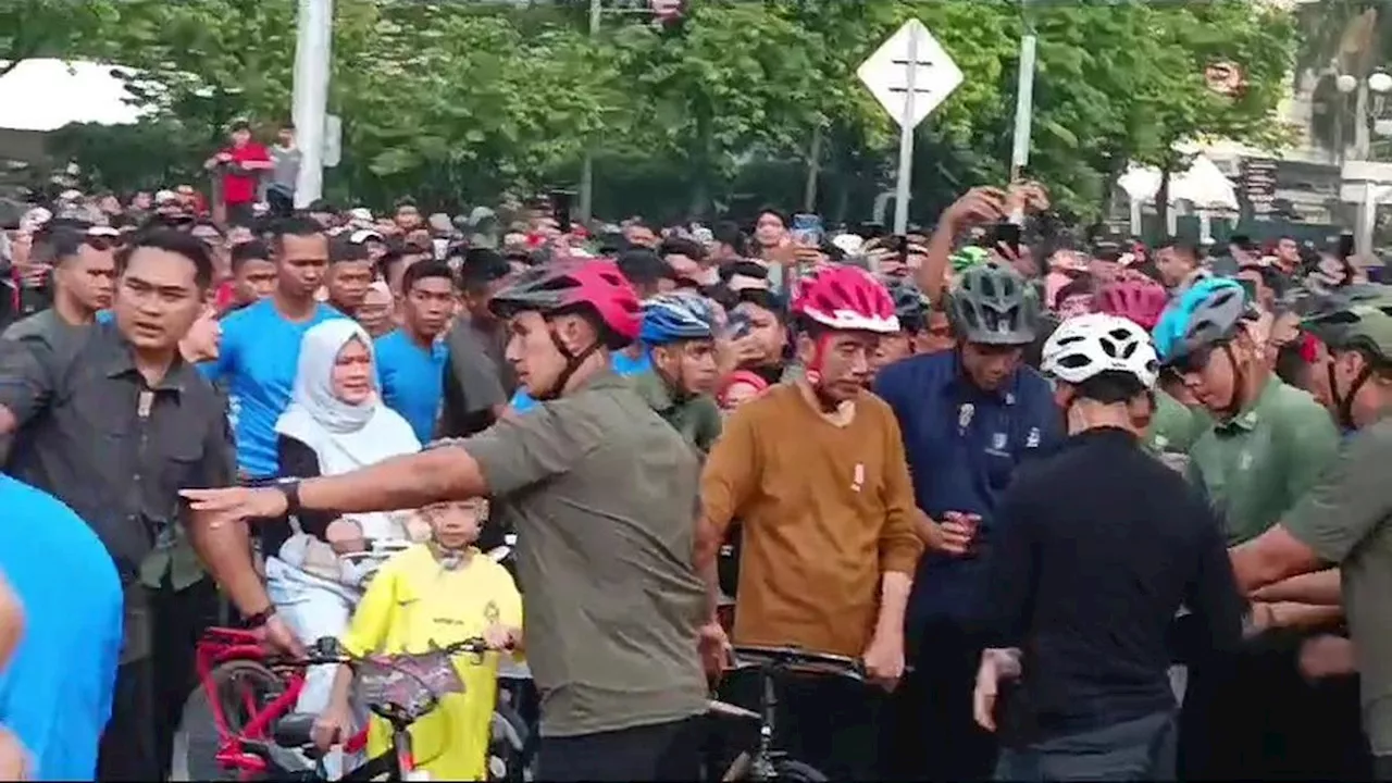 Momen Jokowi dan Iriana Bersepeda Bersama Jan Ethes di Bundaran HI Jakarta