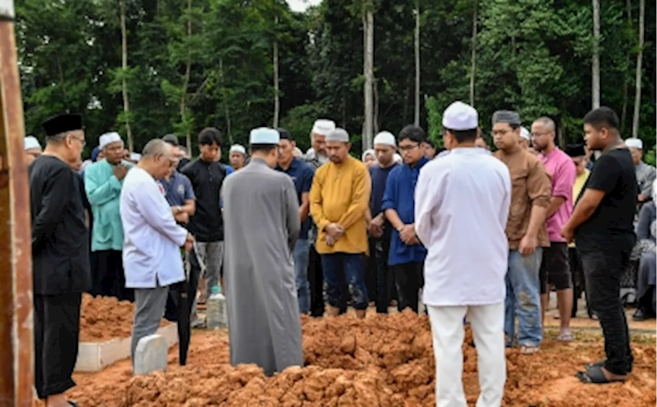 Former education minister Musa Mohamad buried in Kota Damansara