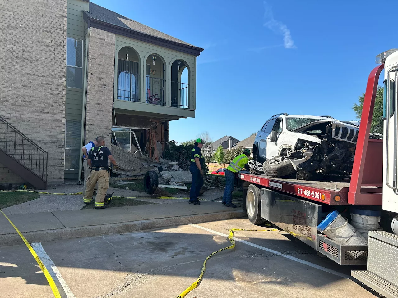 Man evading arrest crashes into Euless apartment building, police say