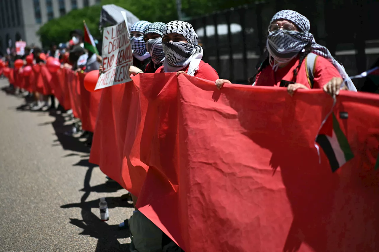 Pro-Palestinian Protesters Surround White House With 'Red Line' Banner