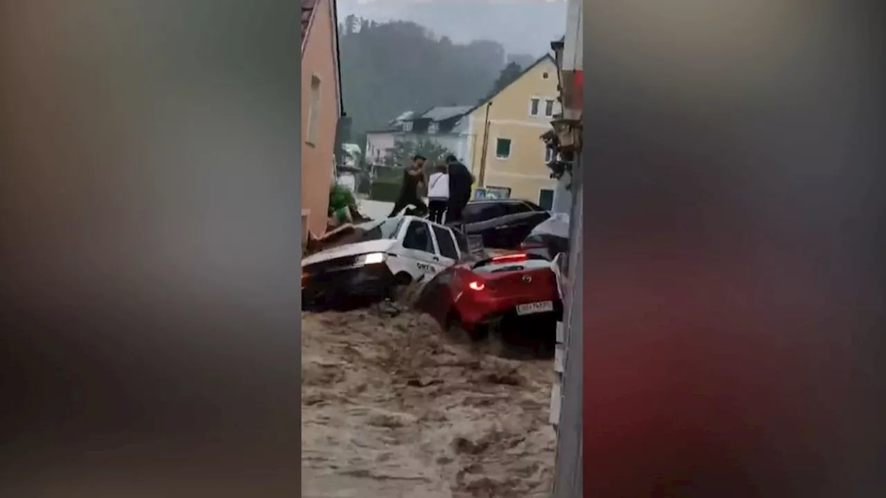 Hevige regen in Oostenrijk: auto's meegesleurd en stembureaus onbereikbaar