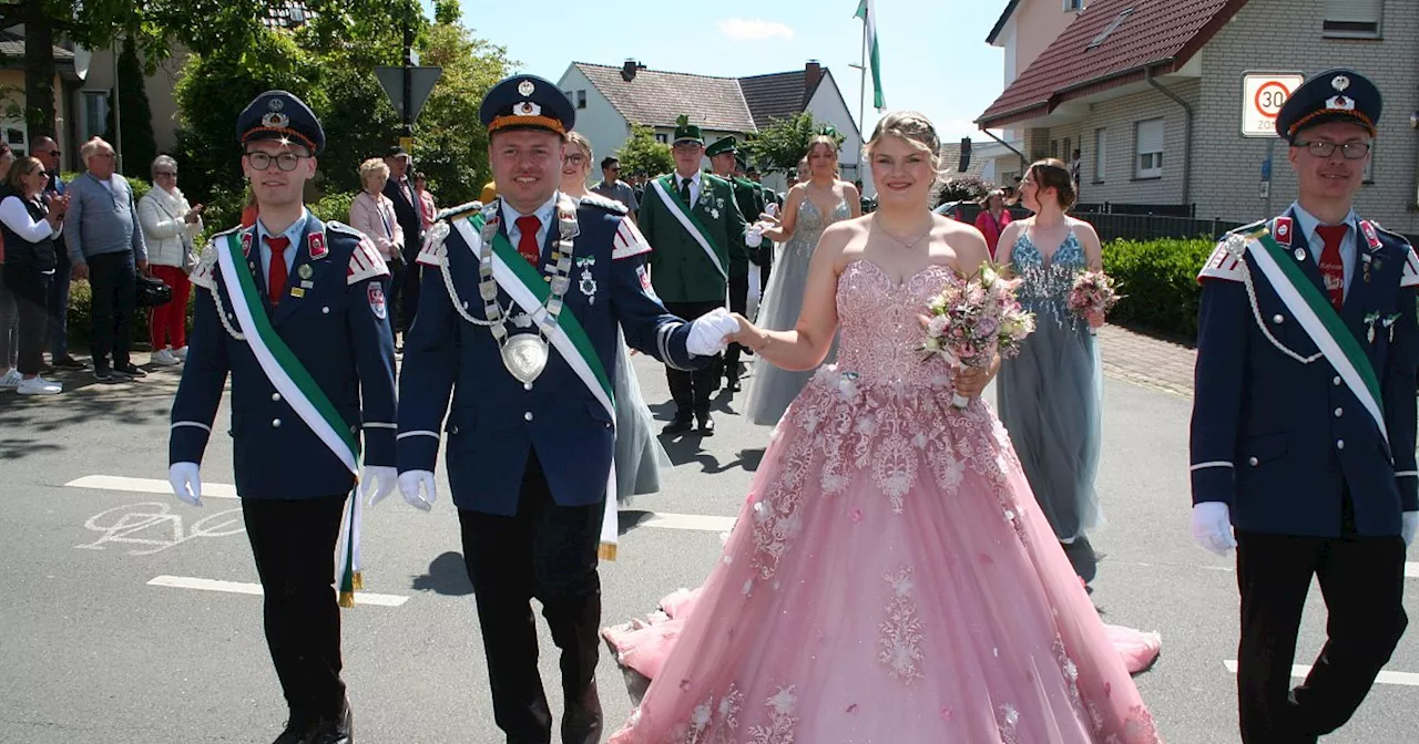 Der Königin fliegen beim Schützenfest in Oberntudorf die Herzen zu