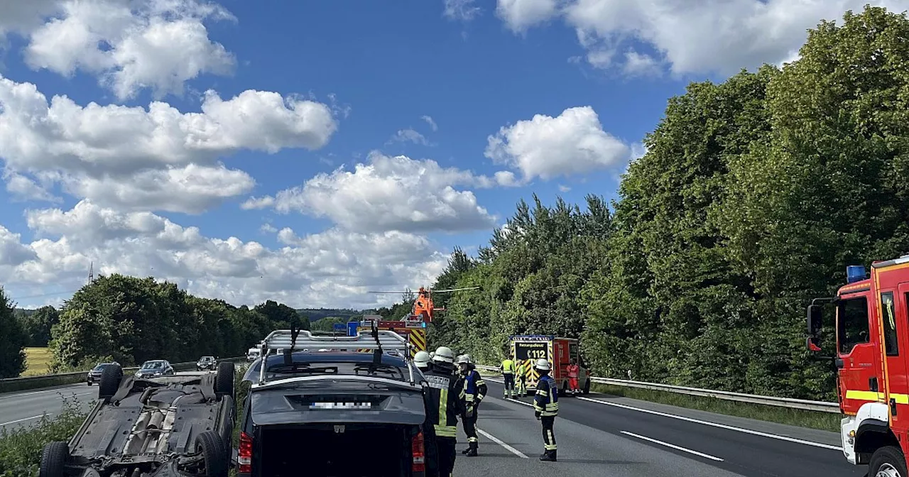 Unfall auf der A2 in Bielefeld: Pkw überschlägt sich, zwei Verletzte