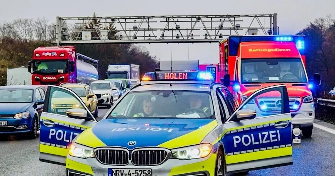 Unfall auf der A2 in Bielefeld: Pkw überschlägt sich, mehrere Verletzte