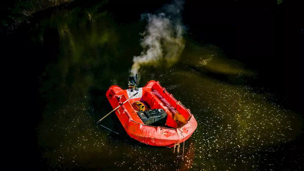 Verlaten brandend bootje dobbert op Dommel, verkeerschaos na sluiten brug