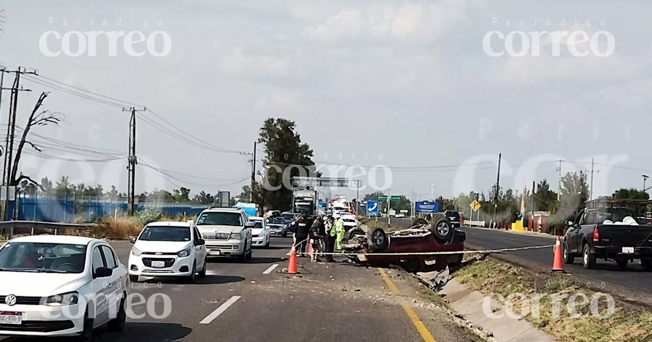 Volcadura en carretera Irapuato-Abasolo deja un muerto y tres personas heridas