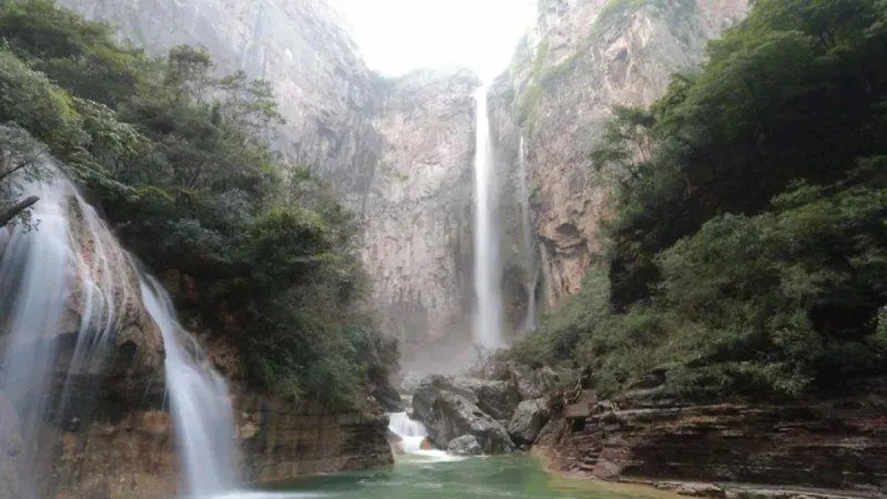 'Air terjun tertinggi' yang mengalir dari pipa memicu kontroversi di China