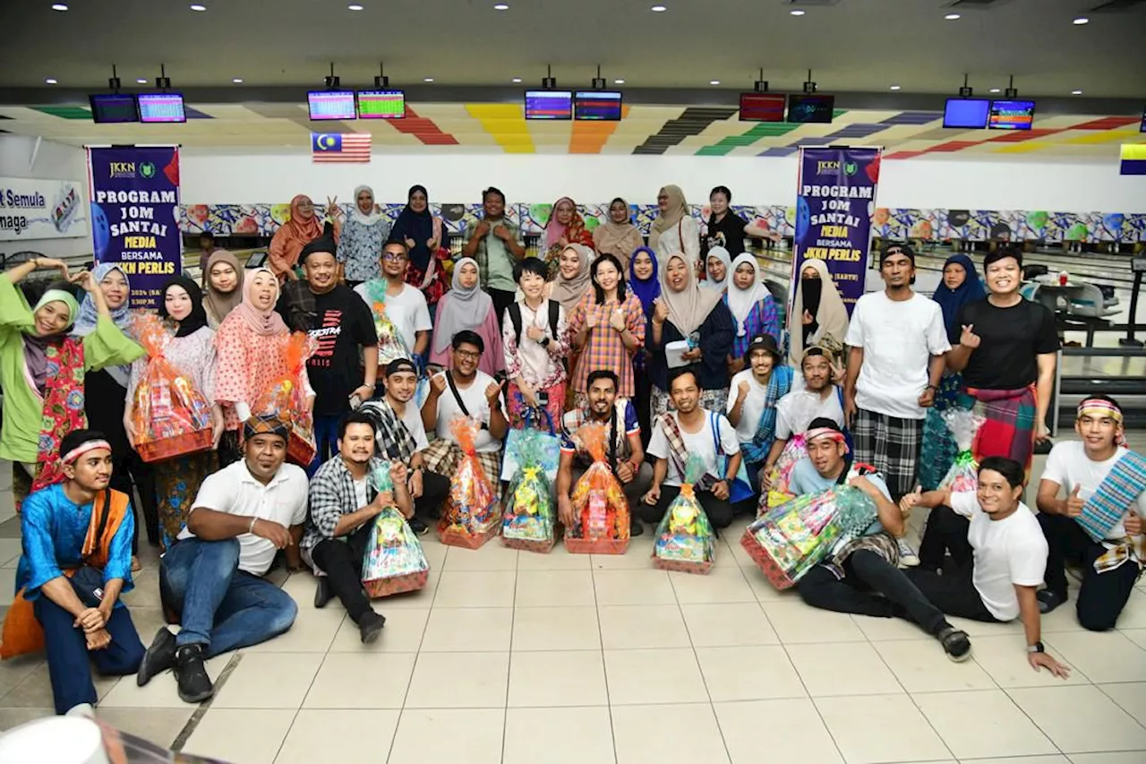 Berkain pelikat, berkurung Kedah curi tumpuan aksi bowling media, JKKN Perlis